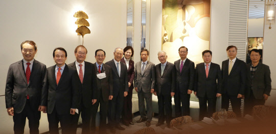 특허청은 지난 25일  서울 강남 조선 팰리스에서 역대 특허청장들이 참석한 가운데 '지식재산 정책 발전 방안'에 대해 의견을 나눴다. 김영민(23대 특허청장·사진 왼쪽부터), 이수원(21대), 고정식(20대), 김수동(13대), 김철수(7대), 이인실(현 청장), 오강현(14대), 임내규(15대), 김종갑(18대), 김호원(22대), 최동규(24대), 김용래(27대) 등이 기념촬영을 하고 있다.  특허청 제공